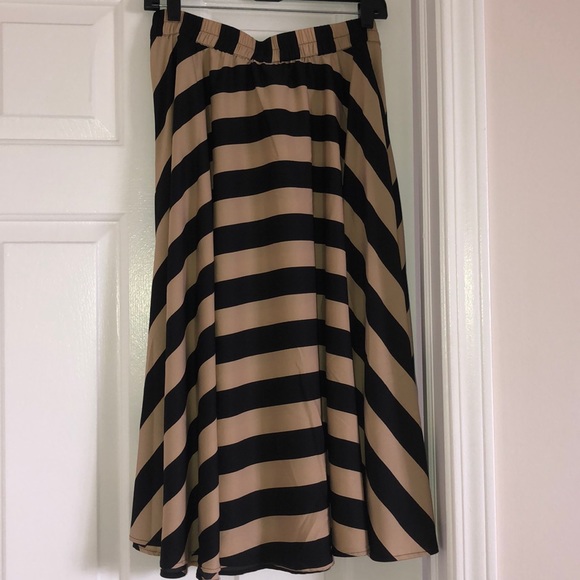 Elegant Waist Flowy Midi Skirt - Picture 2 of 7